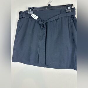 St. John bay black petite med 15” waist15” length like new skorts